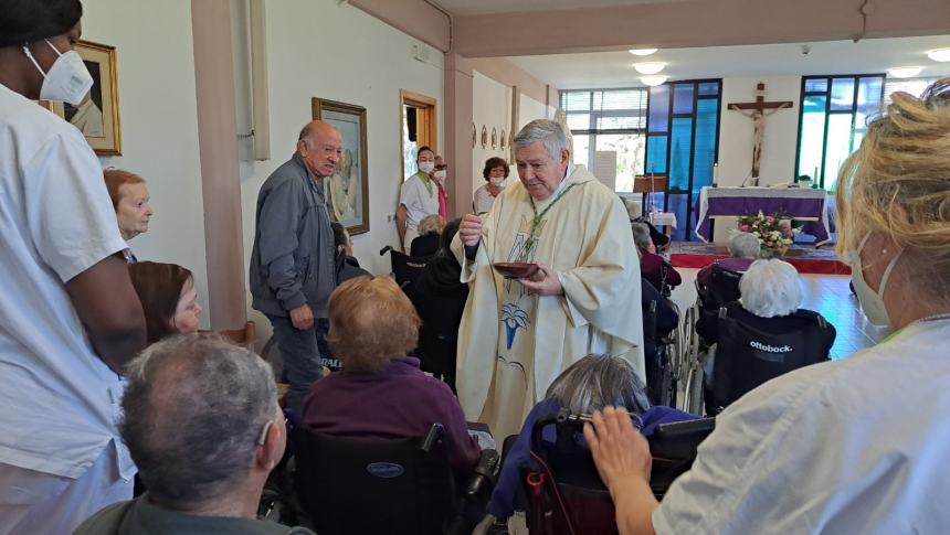 La Madonna di Lourdes accolta dagli ospiti dell'Opera Serena