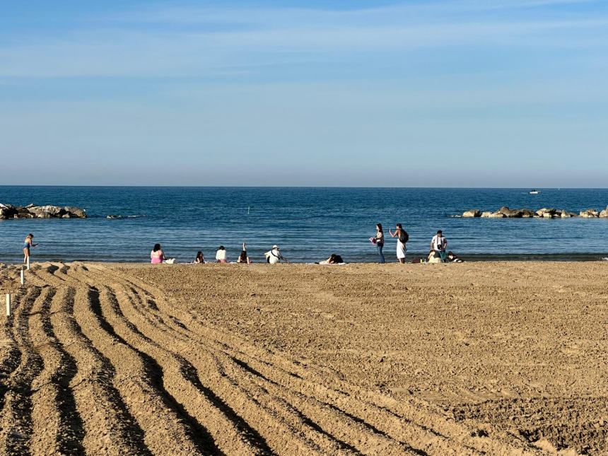 La gente va già in spiaggia, gli imprenditori balneari scenderanno in piazza