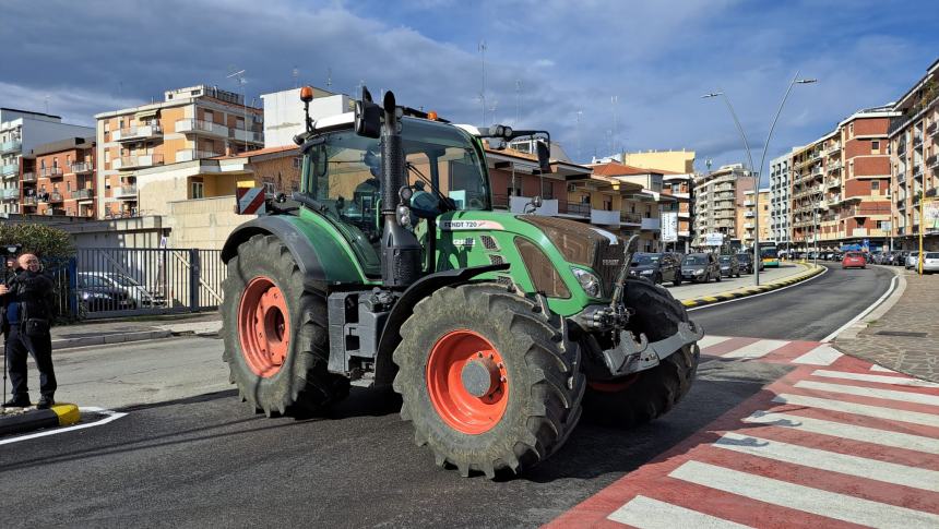 Trattori in corteo: «Tanti sacrifici per quale futuro?»