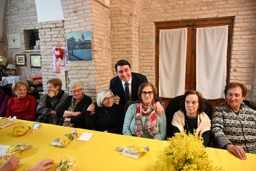 Festa della donna: amicizia e allegria per le nonne del centro “Zaccardi”