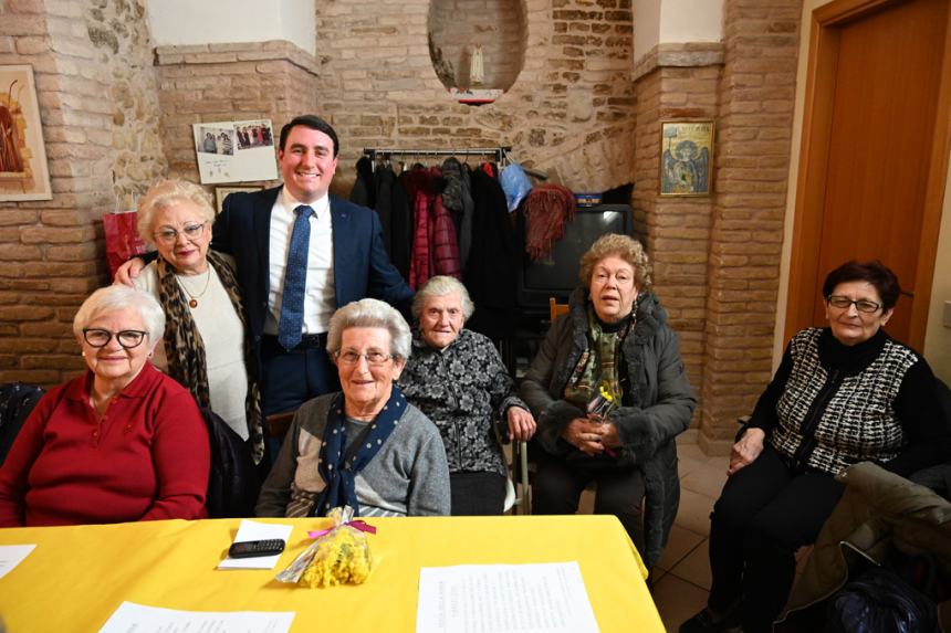 Festa della donna: amicizia e allegria per le nonne del centro “Zaccardi”