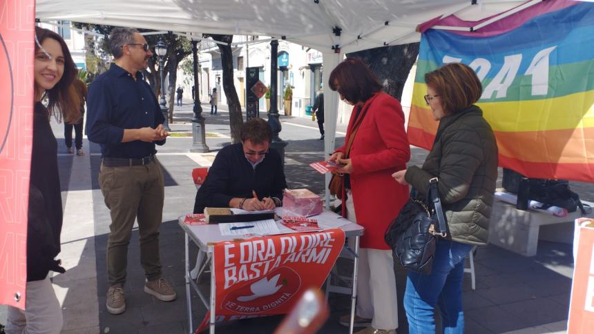 "Pace Terra Dignità" a caccia di firme a Termoli con l'onorevole Piernicola Pedicini