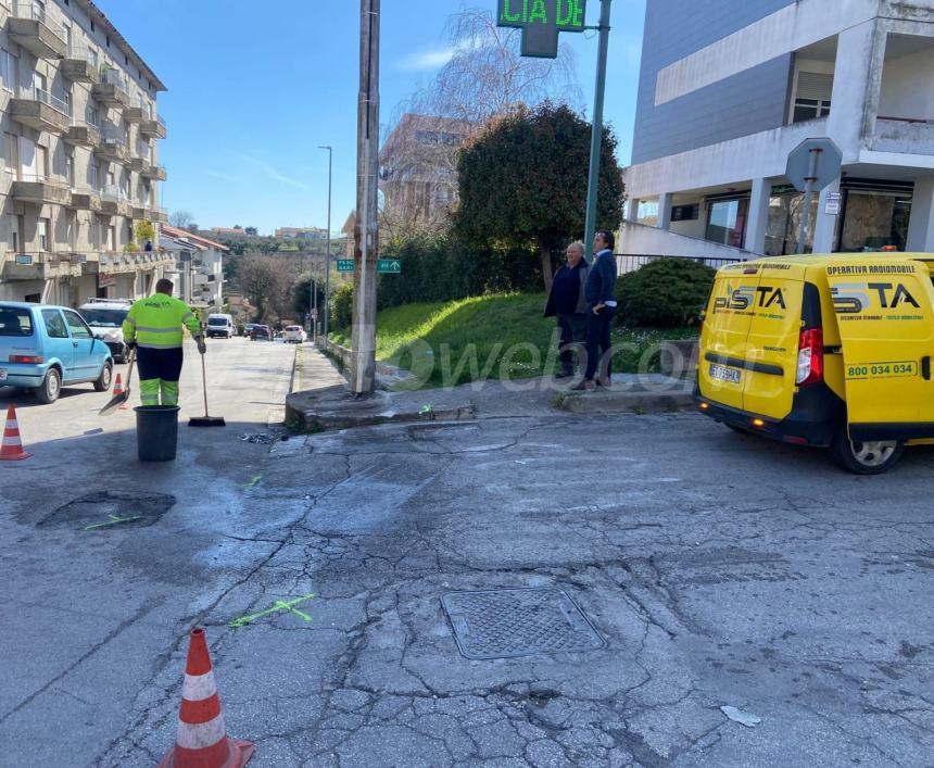 Fiat 500 colpisce un furgone e finisce contro un palo, ferita una donna