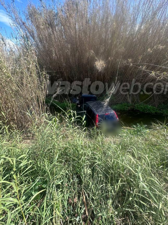 Auto finisce in un canale alla rotonda di San Salvo Marina