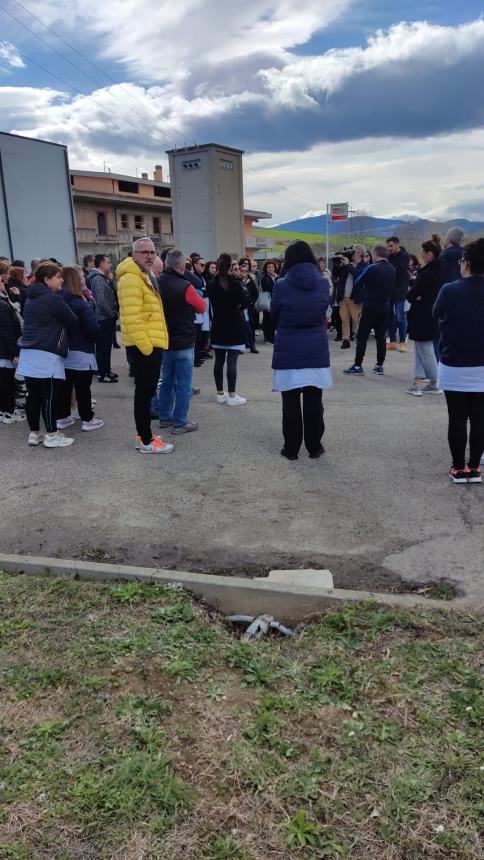 Lavoratori protestano in Val Sinello: “Strade colabrodo, rischiamo la vita ogni giorno”