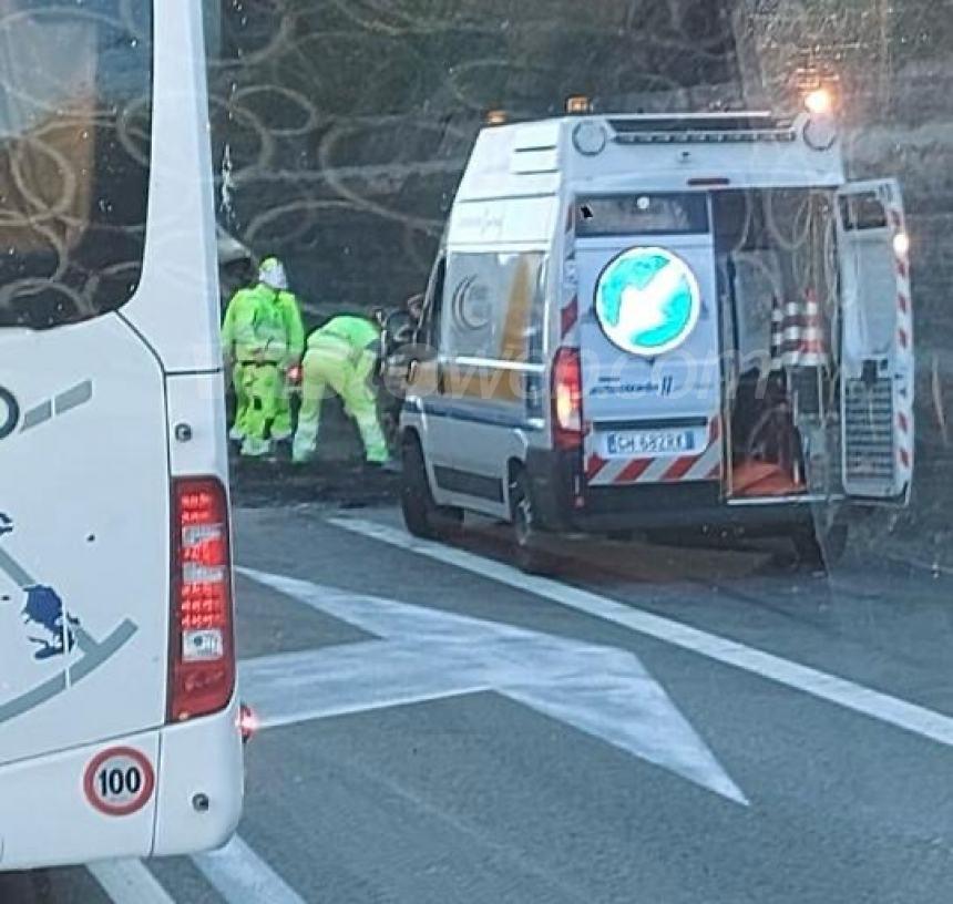 Auto in fiamme sull’A14 tra Ortona e Lanciano