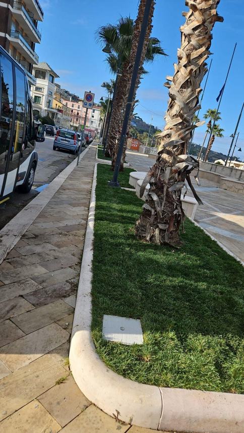 Continuano i lavori di sistemazione delle aiuole a Vasto Marina  