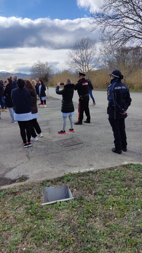 Lavoratori protestano in Val Sinello: “Strade colabrodo, rischiamo la vita ogni giorno”