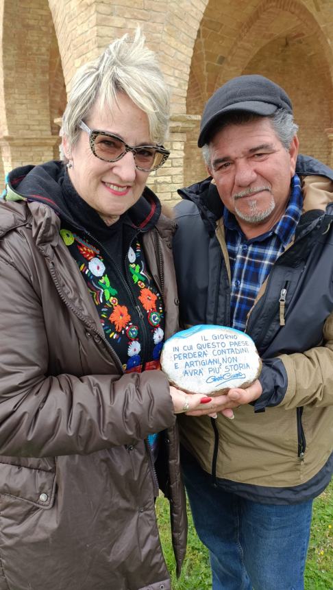 Un trattore su un sasso dedicato al mondo rurale: "Senza contadini il Paese non avrà più storia" 