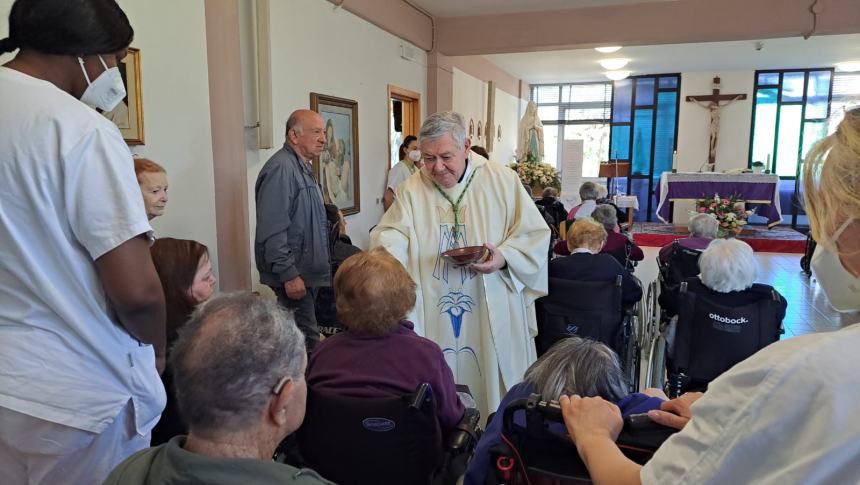 La Madonna di Lourdes accolta dagli ospiti dell'Opera Serena