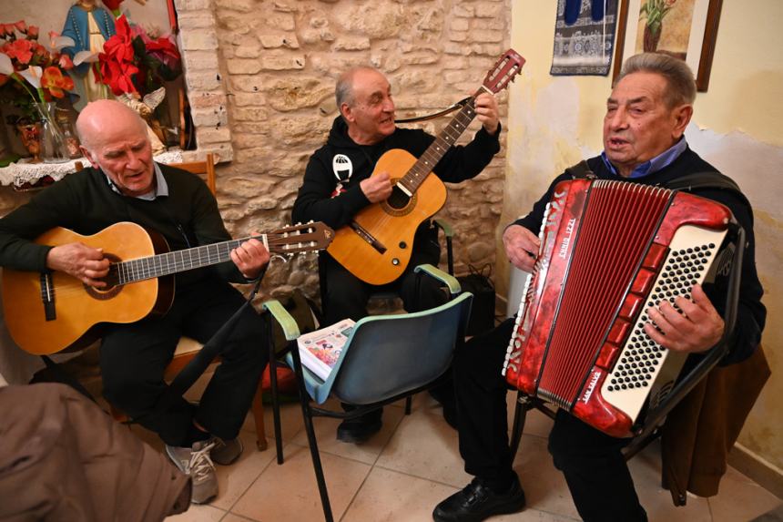 Festa della donna: amicizia e allegria per le nonne del centro “Zaccardi”