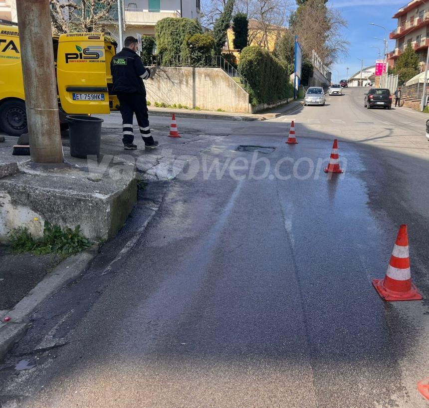 Fiat 500 colpisce un furgone e finisce contro un palo, ferita una donna