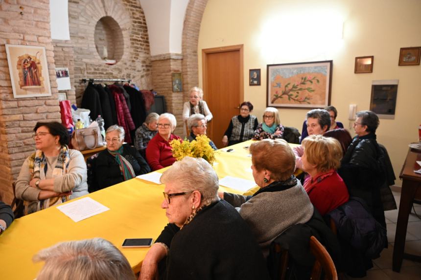 Festa della donna: amicizia e allegria per le nonne del centro “Zaccardi”