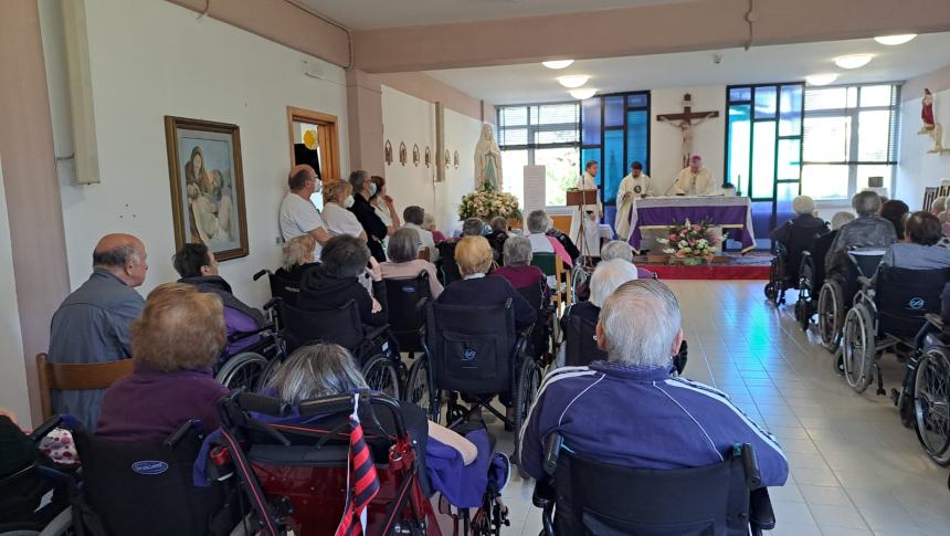 La Madonna di Lourdes accolta dagli ospiti dell'Opera Serena