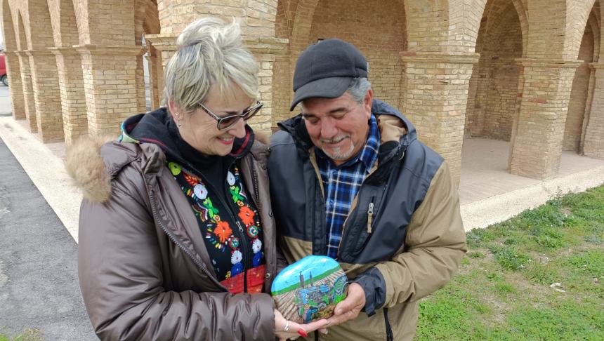 Un trattore su un sasso dedicato al mondo rurale: "Senza contadini il Paese non avrà più storia" 