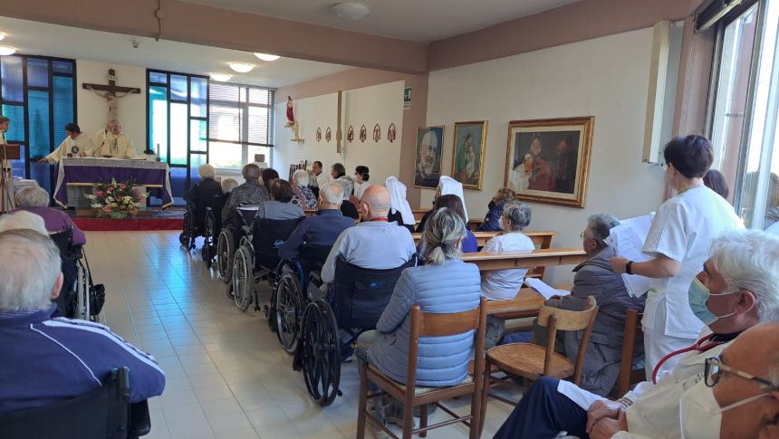 La Madonna di Lourdes accolta dagli ospiti dell'Opera Serena