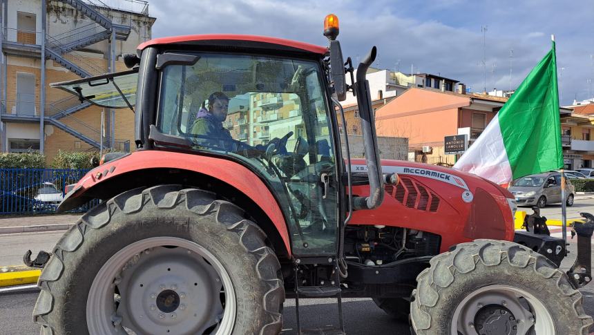 Trattori in corteo: «Tanti sacrifici per quale futuro?»