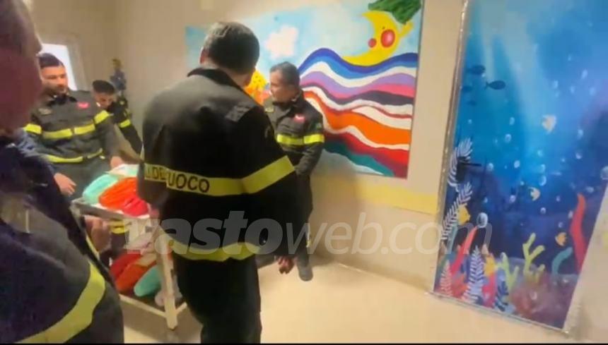 Uova di Pasqua ai piccoli ricoverati in Pediatria a Vasto: l'omaggio dei Vigili del fuoco 