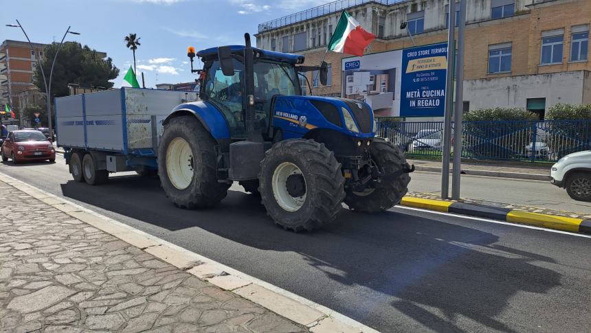 Trattori in corteo: «Tanti sacrifici per quale futuro?»