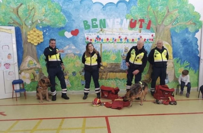 I bambini della scuola Smerilli a lezione con Protezione Civile e unità cinofile