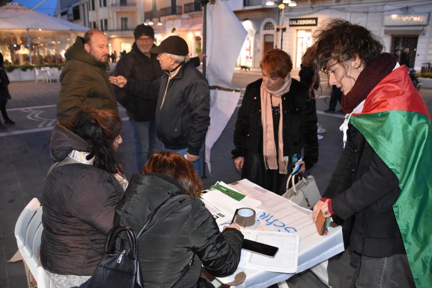 Il gazebo dell'associazione "Schierarsi"