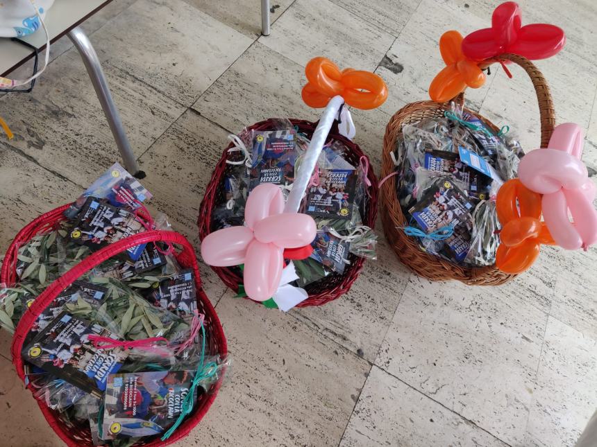 Palme benedette per tutti, uova di Pasqua per i bambini e per tutti i reparti,