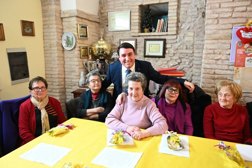 Festa della donna: amicizia e allegria per le nonne del centro “Zaccardi”