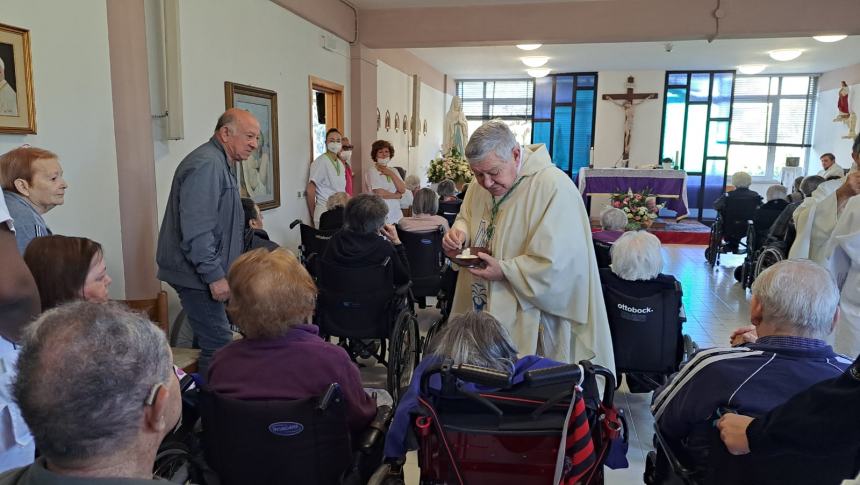 La Madonna di Lourdes accolta dagli ospiti dell'Opera Serena