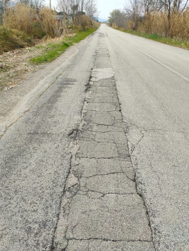 Lavoratori protestano in Val Sinello: “Strade colabrodo, rischiamo la vita ogni giorno”