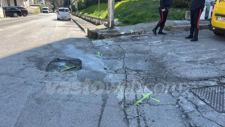 Fiat 500 colpisce un furgone e finisce contro un palo, ferita una donna