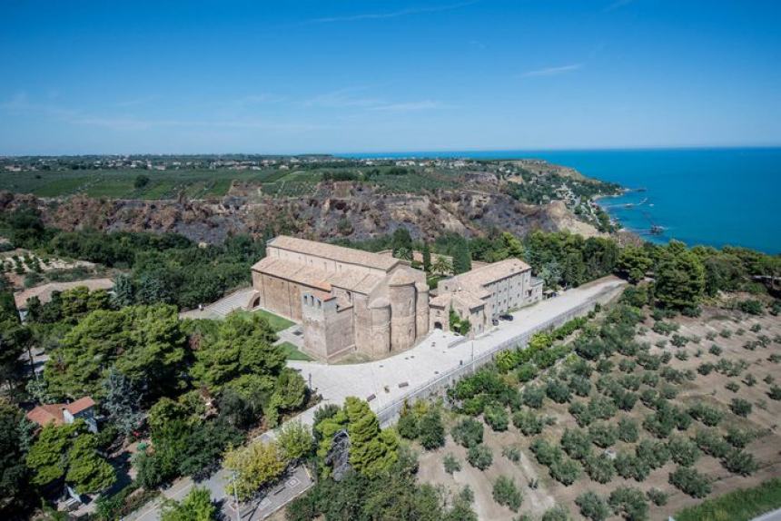 Avviso per uno spazio espositivo a San Giovanni in Venere