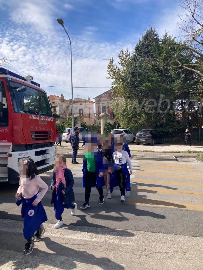 Scatta l'allarme alla scuola Incoronata, bambini evacuati: "Calo di tensione elettrica"