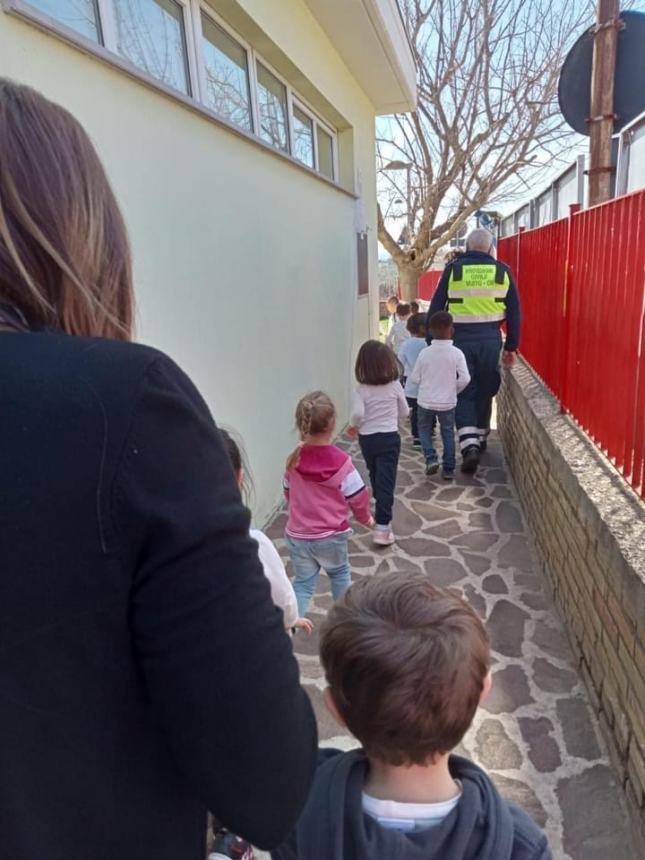 I bambini della scuola Smerilli a lezione con Protezione Civile e unità cinofile