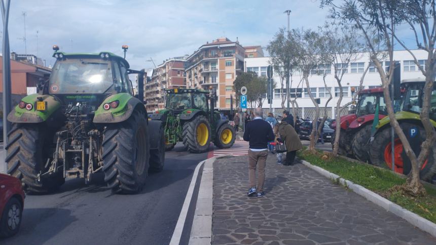 Trattori in corteo: «Tanti sacrifici per quale futuro?»