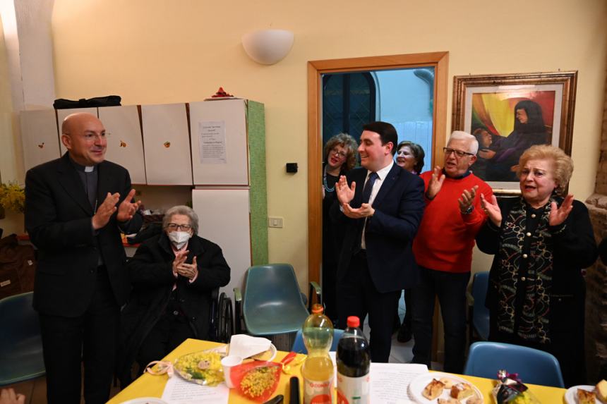 Festa della donna: amicizia e allegria per le nonne del centro “Zaccardi”