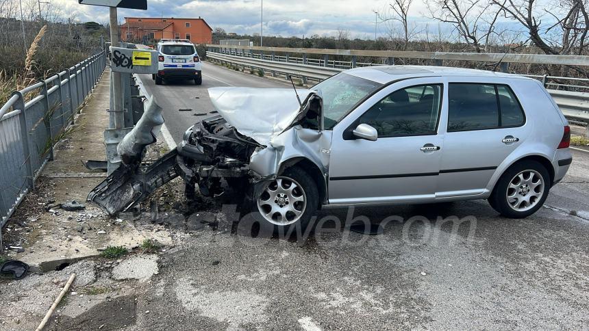 Auto finisce contro il guardrail in via Osca a Vasto, in ospedale il conducente