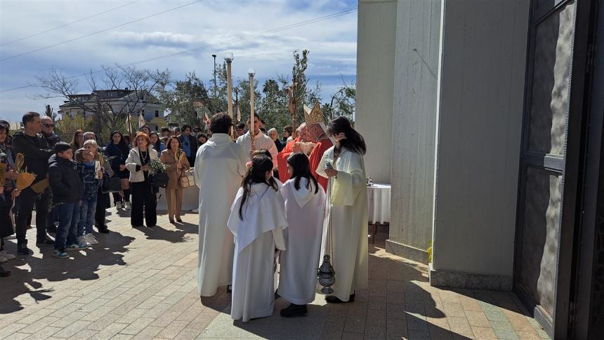 La benedizione di monsignor Leo Boccardi