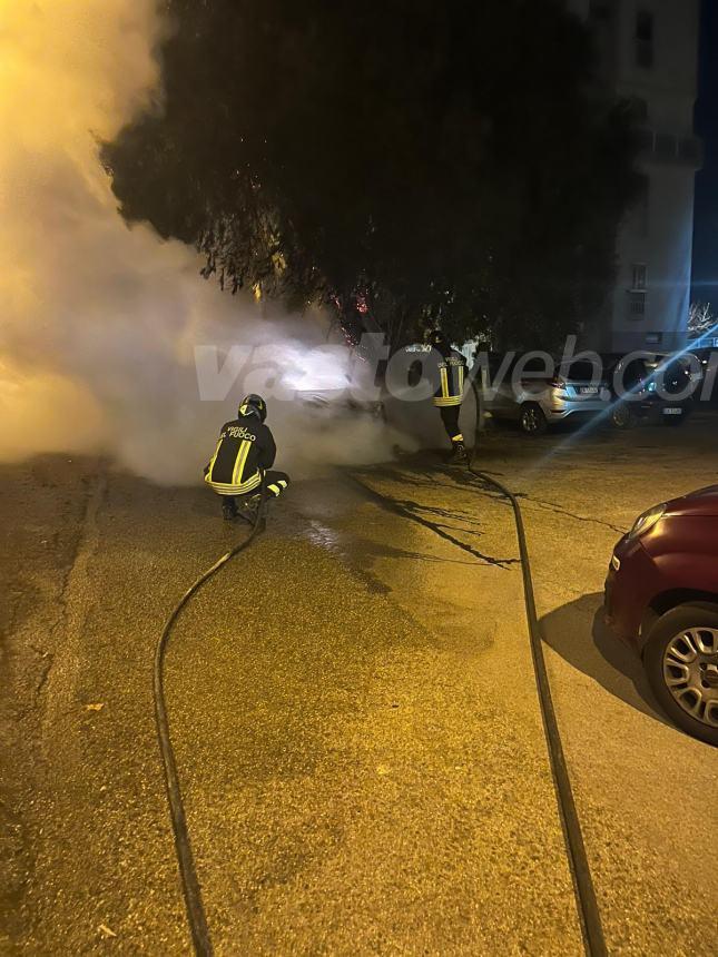 Auto in fiamme nella notte in via Alcide De Gasperi a Vasto