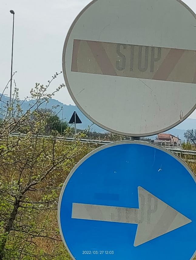 Lavoratori protestano in Val Sinello: “Strade colabrodo, rischiamo la vita ogni giorno”