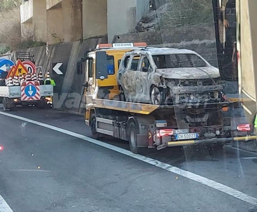 Auto in fiamme sull’A14 tra Ortona e Lanciano