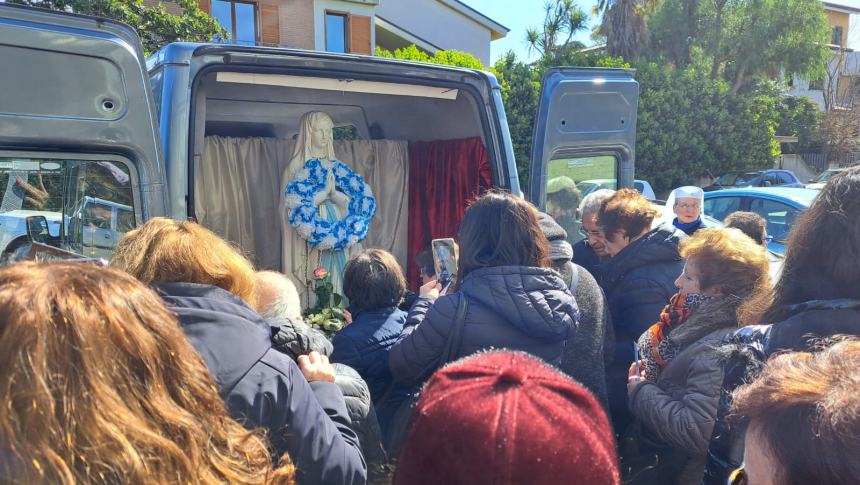 La Madonna di Lourdes accolta dagli ospiti dell'Opera Serena