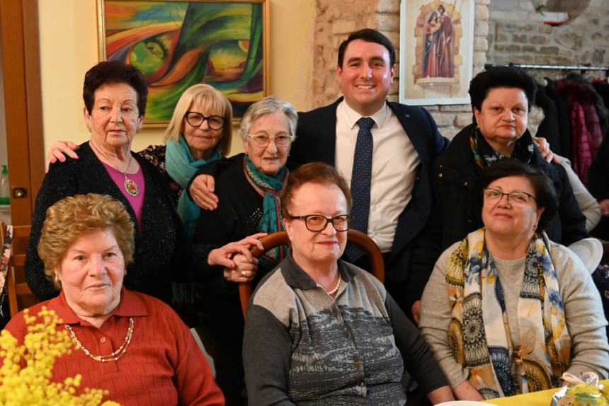 Festa della donna: amicizia e allegria per le nonne del centro “Zaccardi”