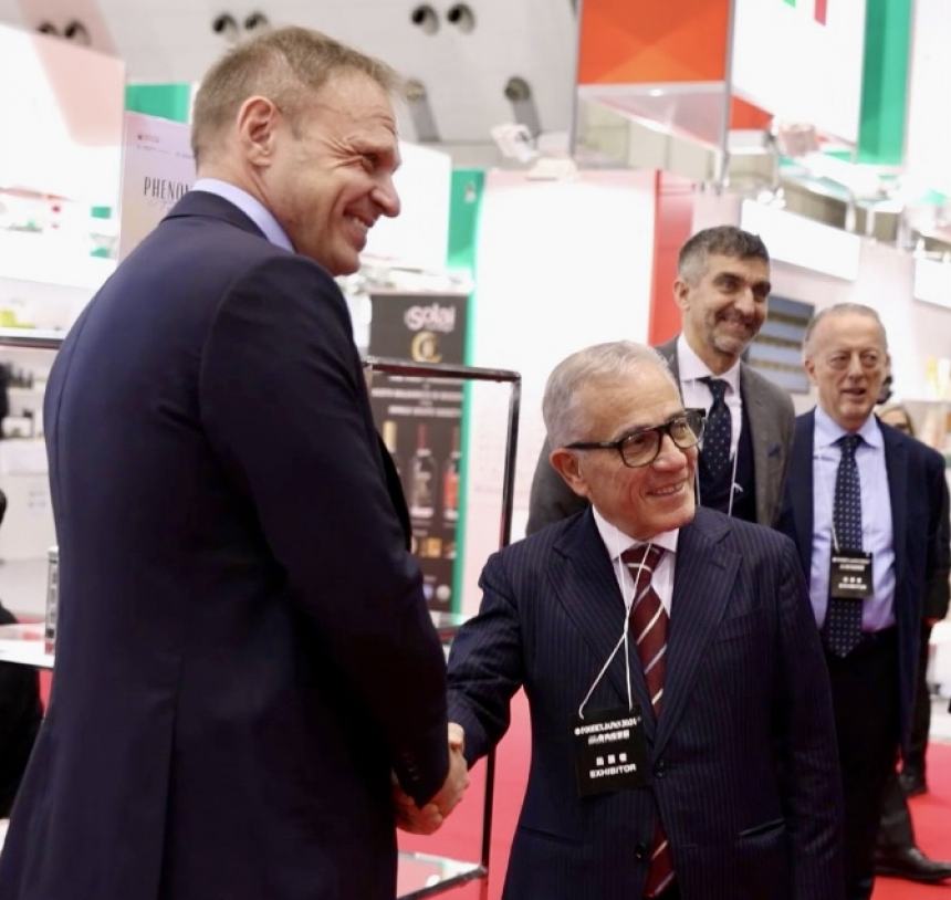 Il ministro Lollobrigida allo stand Abruzzo al Foodex Japan