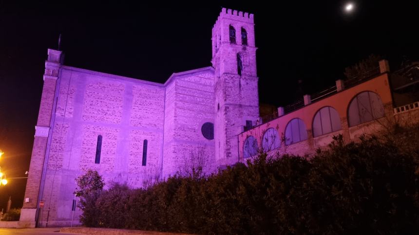 Disturbi alimentari: a Fossacesia la chiesa di San Donato si tinge di lilla