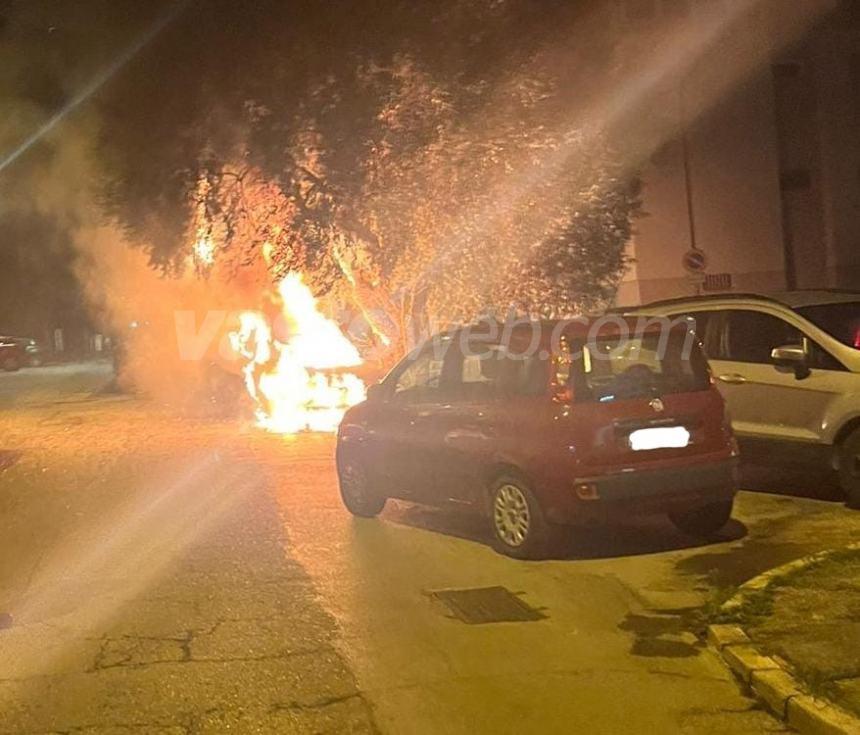 Auto in fiamme nella notte in via Alcide De Gasperi a Vasto