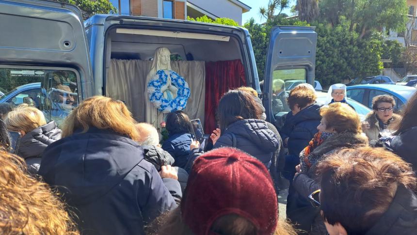 La Madonna di Lourdes accolta dagli ospiti dell'Opera Serena