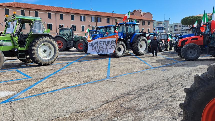 Trattori in corteo: «Tanti sacrifici per quale futuro?»