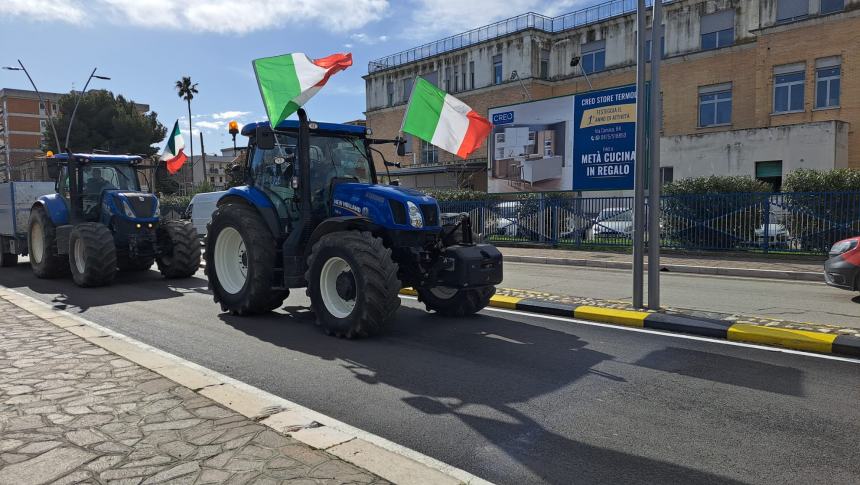 Trattori in corteo: «Tanti sacrifici per quale futuro?»