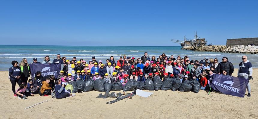 16 sacchi colmi di rifiuti: l’amaro bottino di 120 bambini a Punta Penna con Plastic Free