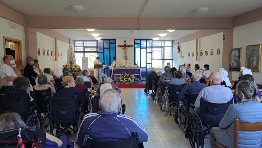 La Madonna di Lourdes accolta dagli ospiti dell'Opera Serena